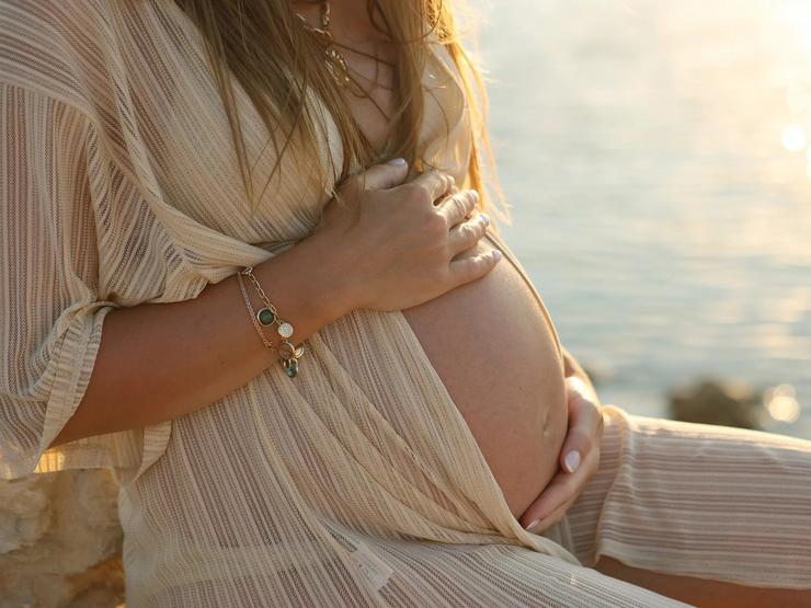 Muller embarazada toma o sol 