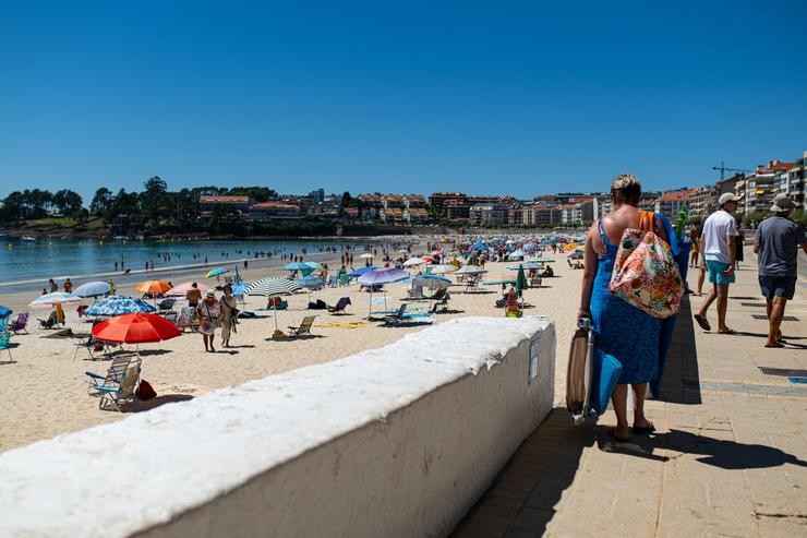 Varias persoas na praia, a 7 de agosto de 2023 