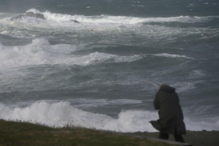 Arquivo - Unha persoa protéxese da ondada nos arredores da Torre de Hércules, durante o paso da borrasca ?Ciarán?, a 3 de novembro de 2023, na Coruña, Galicia (España).  A borrasca 'Ciaran', que azouta Galicia con fortes ventos e choiva. M. Dylan - Europa Press - Arquivo