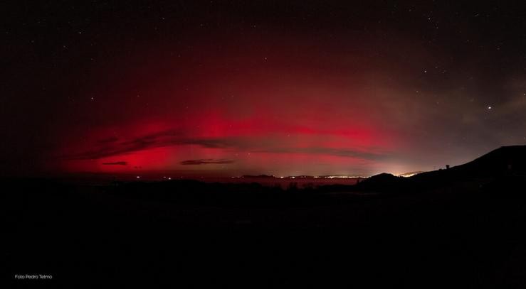 Aurora boreal sobre a cidade de Vigo, vista dende Cabo Silleiro, Baiona / Pedro Telmo