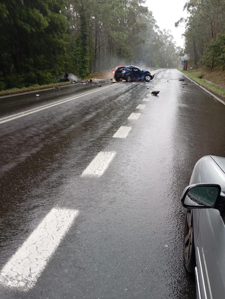 Veículo implicado nun accidente en Cee 