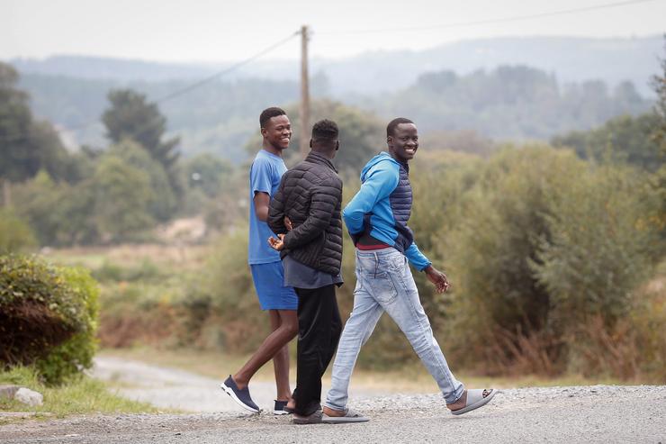 Tres migrantes no exterior do Hotel Río Ulla, a 20 de setembro de 2024, en Monterroso, Lugo. Carlos Castro - Europa Press / Europa Press