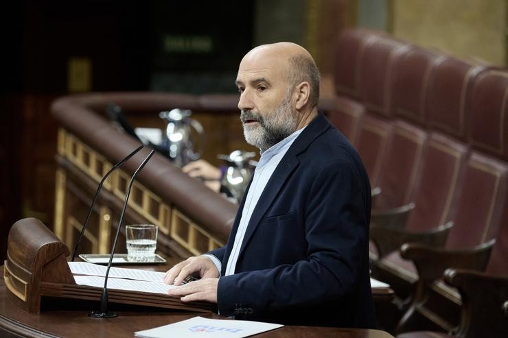 O deputado do BNG, Néstor Rego intervén durante unha sesión plenaria, no Congreso dos Deputados, a 9 de outubro de 2024, en Madrid (España). Durante a sesión de control, o presidente do Goberno falou sobre a política migratoria do Ejec. Jesús Hellín - Europa Press