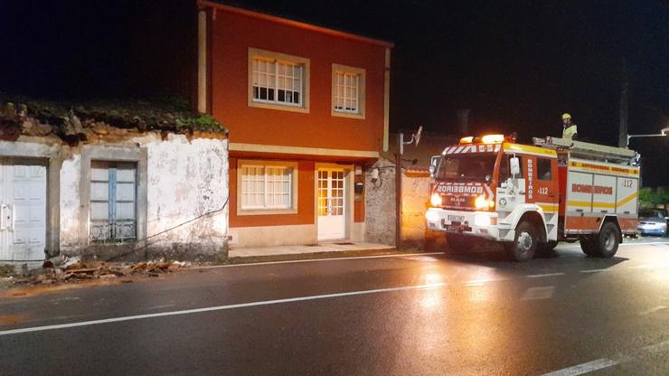 O derrube de parte dun tellado sobre unha estrada obriga a intervir aos bombeiros en Pobra do Caramiñal.. CONSORCIO PROVINCIAL CONTRA INCENDIOS E SALVAMENTO 