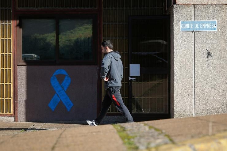 Arquivo - Un home camiña xunto á fábrica de Alcoa, a 24 de xaneiro de 2024, en San Cibrao, Lugo, Galicia (España). Alcoa solicitou o pasado 22 de xaneiro aos traballadores da fábrica de San Cibrao e ao comité de empresa ?acordar atrasar? o arranque. Carlos Castro - Europa Press - Arquivo / Europa Press