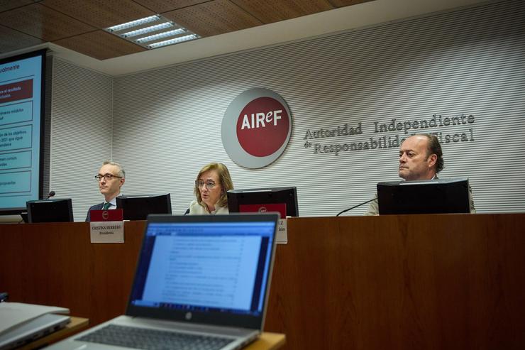 Arquivo - (I-D) O director da División de Avaliación de AIReF, José María Casado; a presidenta de AIReF, Cristina Ferreiro, e o director de Comunicación de AIReF, Pablo Fernández, durante a presentación da segunda opinión sobre o Ingreso Mínimo. Jesús Hellín - Europa Press - Arquivo / Europa Press