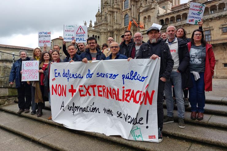 Mobilización ante a Catedral de Santiago de Compostela do Comité Intercentros da CRTVG. COMITÉ INTERCENTROS CRTVG 