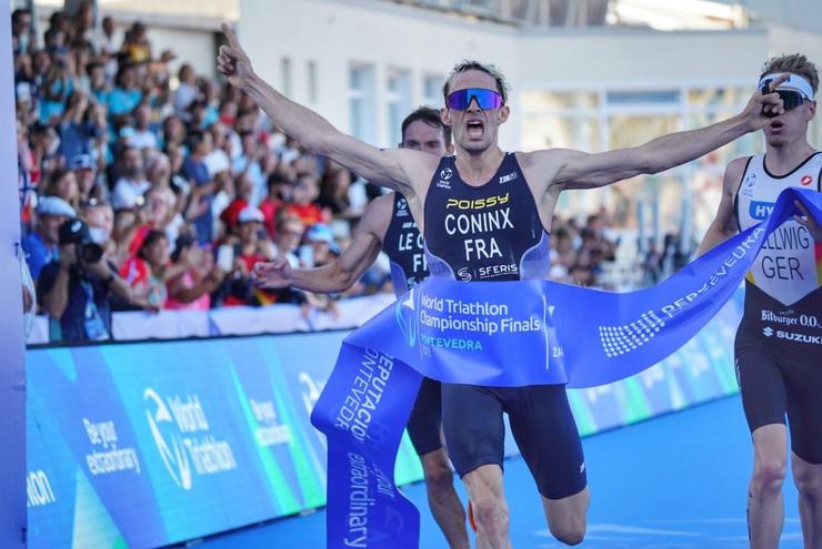 Arquivo - O francés Dorian Coninx celebra a súa vitoria en Pontevedra a gran final das Series Mundiais de 2023. TRIATLON.org - Arquivo / Europa Press