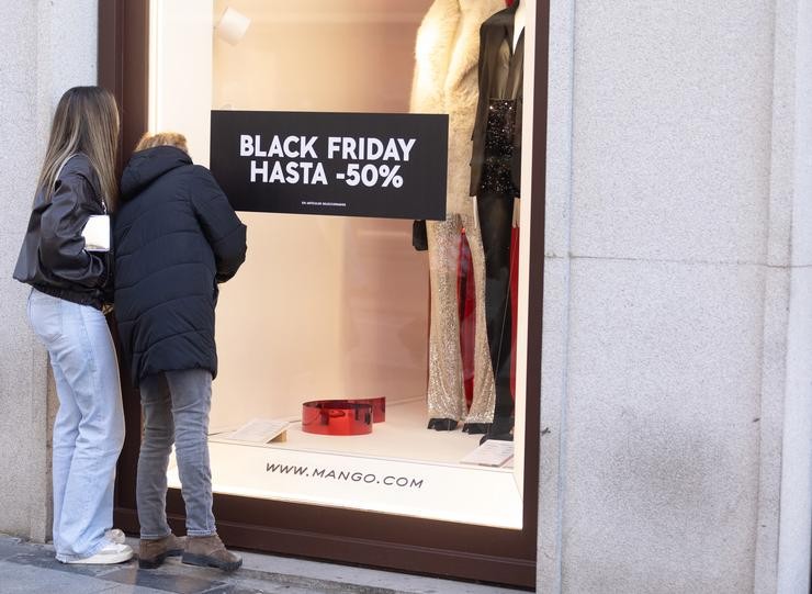 Arquivo - Un escaparate avisa dos descontos durante Black Friday, a 24 de novembro de 2023, en Madrid (España). Este ano, a previsión de gasto dos españois en Black Friday é un 6% maior do gasto do ano pasado. Ademais dos descontos nos. Eduardo Parra - Europa Press - Arquivo 