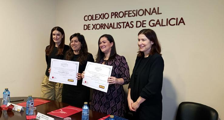 Alba Chao, xornalista gañadora do IV Premio Somos Esenciais do Colexio de Xornalistas, xunto á decana, Belén Regueira 