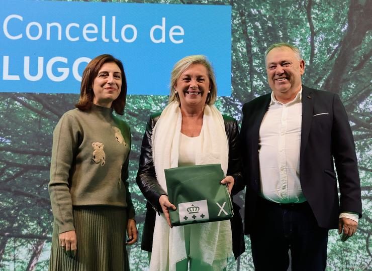 A conselleira de Medio Ambiente e Cambio Climático, Anxos Vázquez, entrega a Bandeira Verde á alcaldesa de Lugo, Paula Alvarellos.. CONCELLO DE LUGO / Europa Press