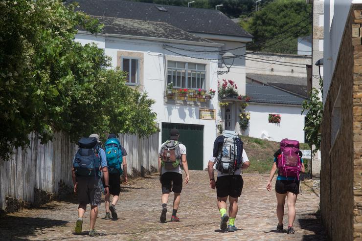 Arquivo - Un grupo de peregrinos realiza o Camiño de Santiago, a 15 de xuño de 2021, en Portomarín, Lugo, Galicia, (España). Como consecuencia dunha melloría na evolución da situación epidemiolóxica do Covid-19 en Galicia, a Xunta decidiu pe. Carlos Castro - Europa Press - Arquivo 