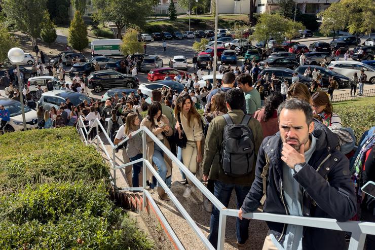 Opositores conversan cun examinador á entrada do campus de Somosaguas tras o anuncio da suspensión dos exames de oposición de RTVE en Somosaguas, a 29 de setembro de 2024. Alejandro Martínez Vélez - Europa Press 