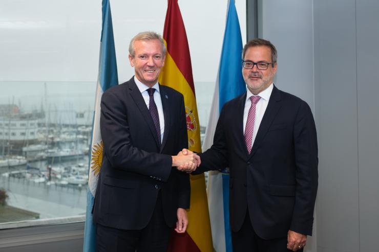 O presidente da Xunta, Alfonso Rueda, e o embaixador de Arxentina en España, Roberto Sebastián Bosch, nun encontro en Vigo.. XUNTA 