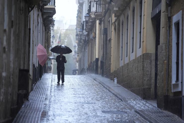 Transeuntes baixo os seus paraugas durante a intensa choiva. A 11 de outubro de 2024, en Cádiz (Andalucía, España).. Joaquin Corchero - Europa Press 