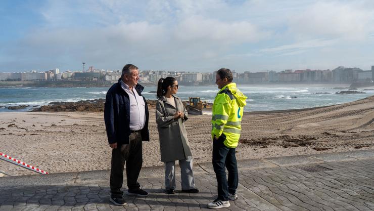 A concelleira de Medio Ambiente da Coruña, Yoya Neira, visitou este luns a praia de Riazor, onde xa se está construíndo a duna de area que protexerá o Paseo Marítimo / CONCELLO DA CORUÑA