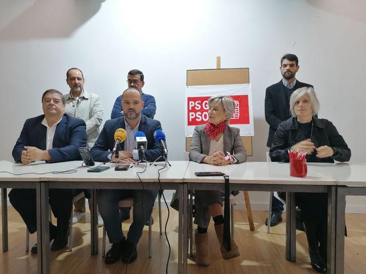 Dirixentes socialistas ofrecen unha rolda de prensa en Ferrol. 