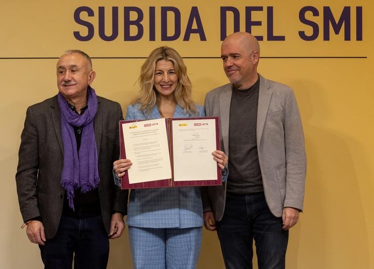 Arquivo - A vicepresidenta segunda do Goberno e ministra de Traballo e Economía Social, Yolanda Díaz (c), xunto aos secretarios xerais de CCOO, Unai Xordo (d), e de UXT, Pepe Álvarez (i), durante a firma do acordo para a subida do 5% do Salgar. Eduardo Parra - Europa Press - Arquivo 