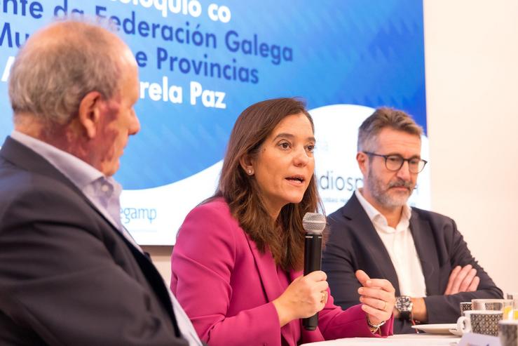 A alcaldesa da Coruña, Inés Rey, nunha conferencia do presidente da Federación Galega de Municipios e Provincias (Fegamp), Alberto Varela / ANDY PÉREZ