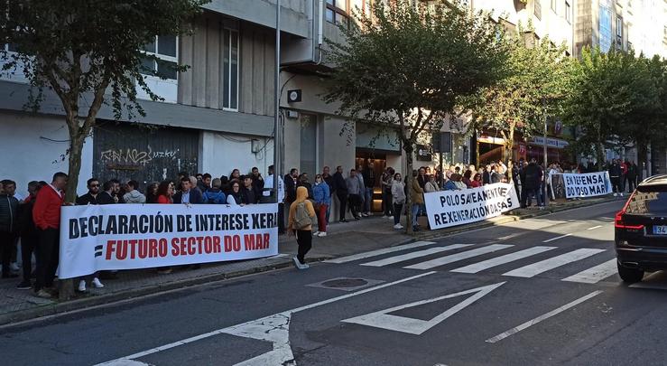 Concentración ante o Parlamento en apoio á ILP de defensa da pesca tradicional 