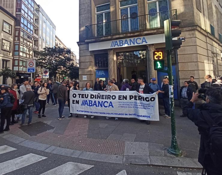 Protesta da Plataforma de Afectados polos Roubos de Datos Bancarios ante unha oficina de Abanca, en Santiago / Europa Press