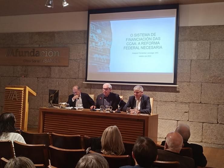 Conferencia organizada pola Asociación Federalista de Galicia sobre o financiamento autonómico coa particiación dos economistas Xoaquín Fernández Leceaga, Santiago Lago e o expresidente da Xunta Emilio Pérez Touriño 