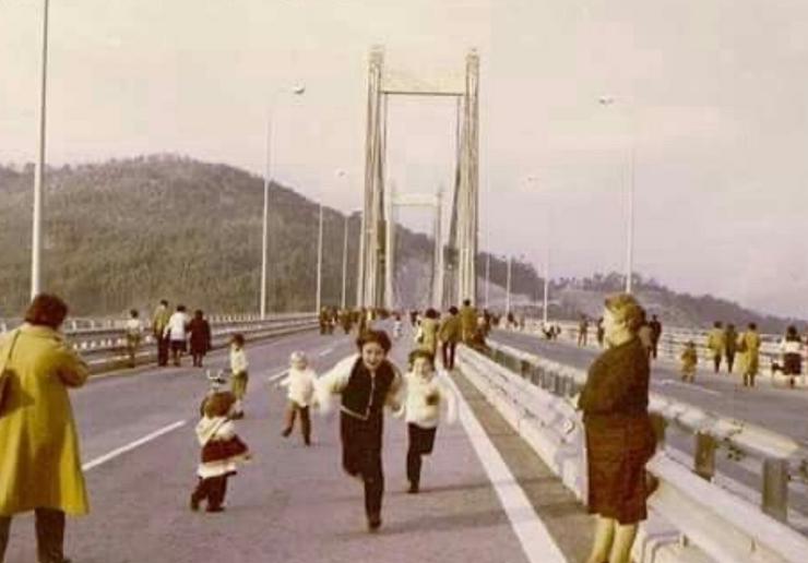 Xente paseando por Rande antes da súa inauguración ao tráfico 