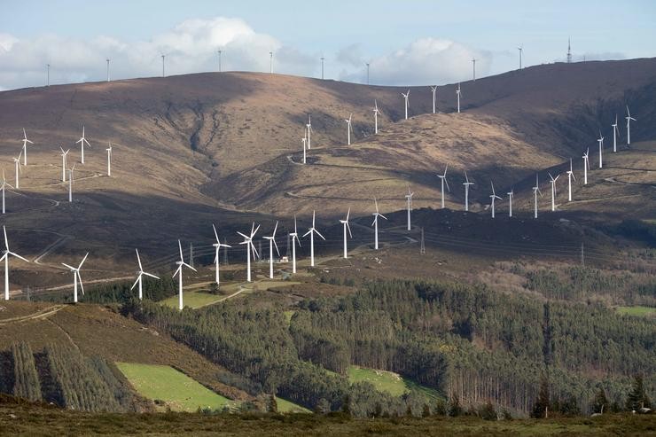 Varios aeroxeradores no parque eólico de Vilachá, a 15 de marzo de 2024, en Lugo 