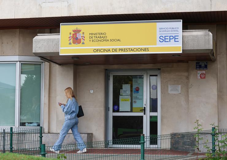 Unha muller á beira dunha oficina do SEPE, a 1 de outubro de 2024, en Madrid (España). O número de parados rexistrados nas oficinas dos servizos públicos de emprego subiu en 3.164 persoas en setembro en relación ao mes anterior (+0,1%), rexistra. Marta Fernández Xara - Europa Press 