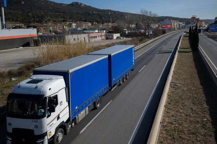 Arquivo - Un camión circula, a 27 de xaneiro de 2024, na Jonquera, Xirona, Catalunya (España). Reabriuse o tráfico na A-9 francesa e a AP-7 española na fronteira entre Francia e España tras os cortes producidos onte polas protestas dos. Lorena Sopêna - Europa Press - Arquivo / Europa Press