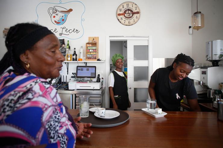 Antonina Semedo, Edna Fernándes e Melani Correa charlan na barra da cafetaría que rexentan Edna e Melani preto do porto de Burela.. CARLOS CASTRO/EUROPA PRESS / Europa Press