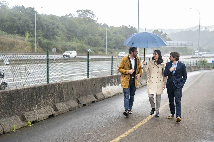 A seretaria xeral do PPdeG, Paula Prado, o eurodeputado Adrián Vázquez, e o coordinador de Infraestruturas do PPdeG, Antonio Ameijide, visitaron un dos tramos da AP-9 ao seu paso por Santiago.. PPDEG 