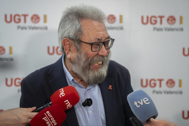 O ex secretario xeral de UGT, Cándido Méndez, atende aos medios de comunicación  /  Jorge Gil