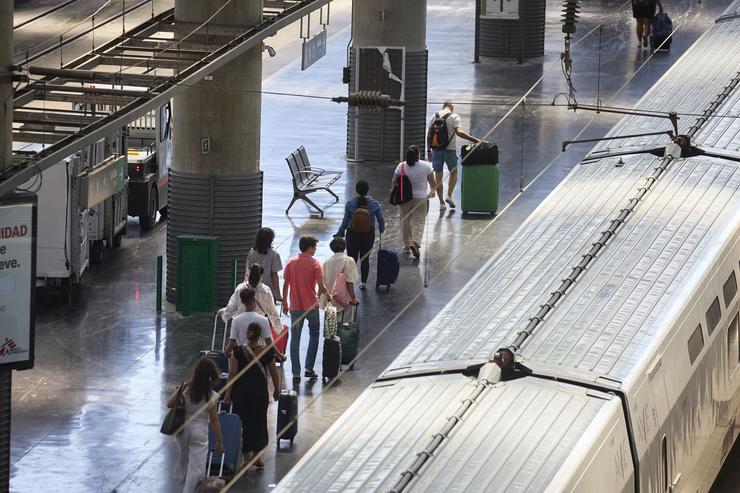 Arquivo - Varias persoas na estación de trens Porta de Atocha-Almudena Grandes, a 18 de agosto de 2024, en Madrid (España). Renfe ofreceu preto de 1,8 millóns de prazas en ao redor de 6.800 trens entre AVE, Avlo, Alvia, Euromed, Intercity, Av. Jesús Hellín - Europa Press - Arquivo / Europa Press