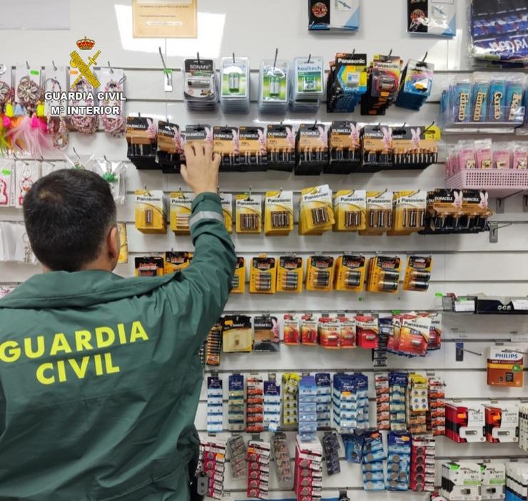 Inspección da Garda Civil nun bazar da provincia de Pontevedra.. GARDA CIVIL / Europa Press