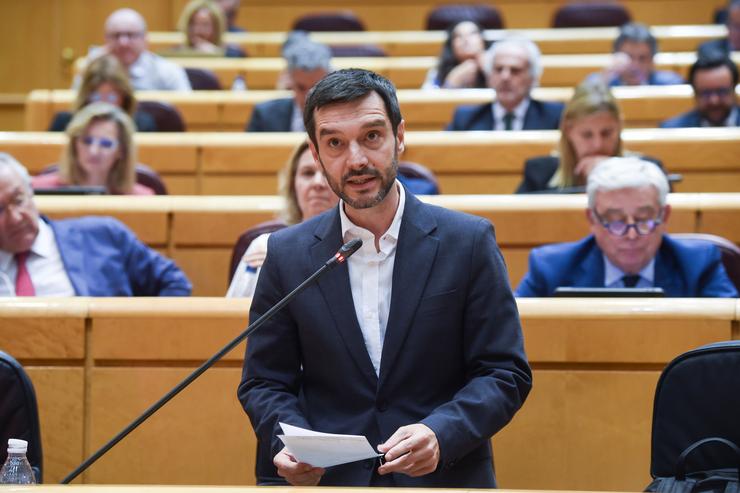 O ministro de Dereitos Sociais e Axenda 2030, Pablo Bustinduy, durante unha sesión de control ao Goberno, no Senado, a 4 de xuño de 2024, en Madrid 