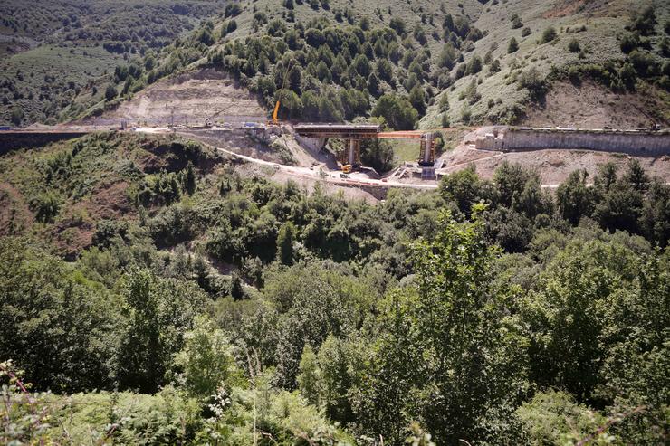 Arquivo - Varios guindastres traballan na reconstrución dos viadutos de Castro na Autovía do Noroeste, A-6, a 31 de xullo de 2023, en Lugo, Galicia (España). As obras de reconstrución dos viadutos de Castro na Autovía do Noroeste, A-6 conti. Carlos Castro - Europa Press - Arquivo 