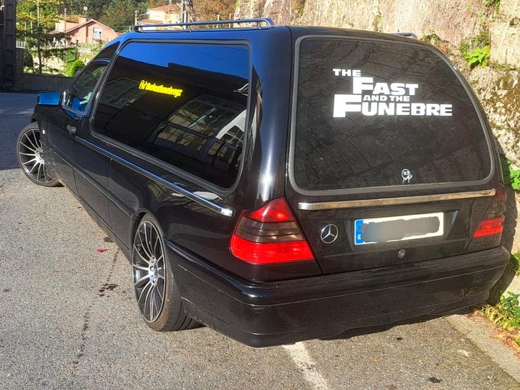 Coche fúnebre ao que se implicou nas carreiras ilegais do Porriño 