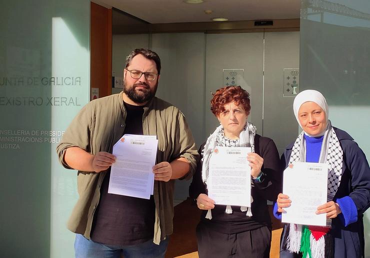 Membros da Coordinadora de Solidariedade Galega con Palestina rexistran peticións para entrevistarse co presidente da Xunta, Alfonso Rueda, e co director xeral da CRTVG, Alfonso Sánchez Izquierdo.. COORDINADORA DE SOLIDARIEDADE GALEGA CON PALESTINA 