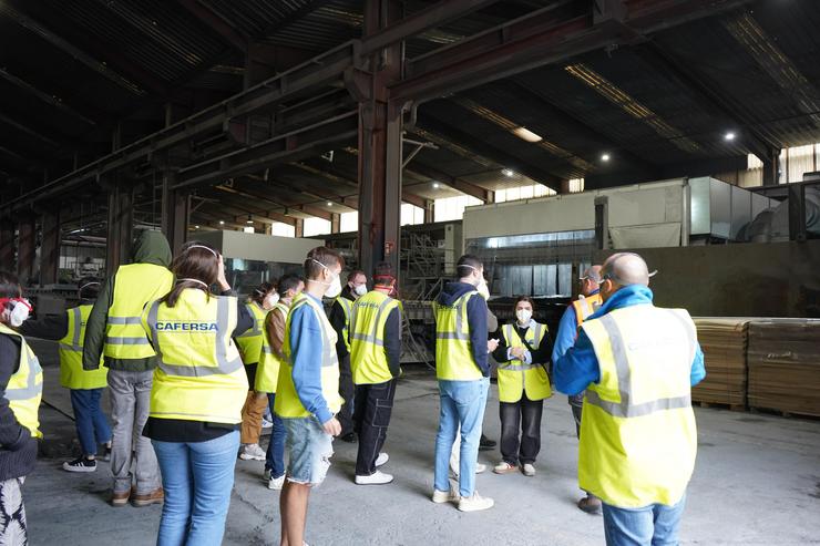 Alumnado e profesores da EUATC visitan nunha nave de elaboración de lousa. Fonte: Clúster da Pizarra de Galicia.