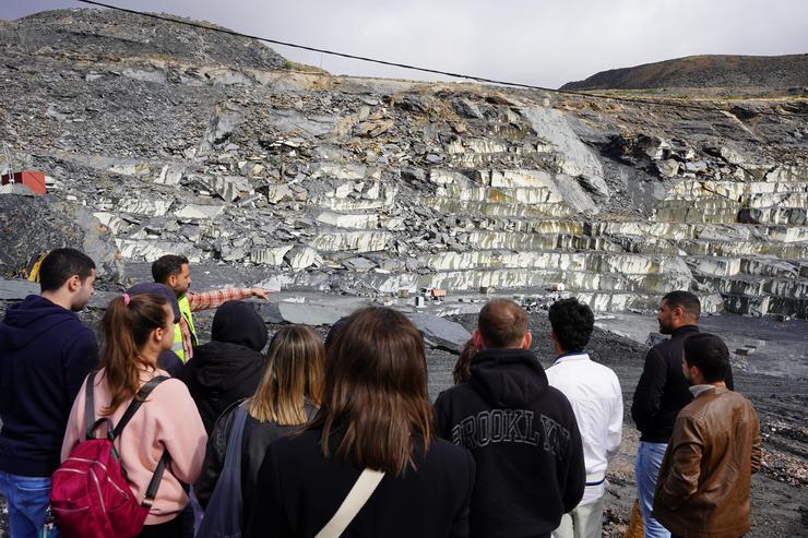 Visita de alumnado e profesorado da EUATC a unha canteira de lousa. Foto: Clúster da Pizarra de Galicia.