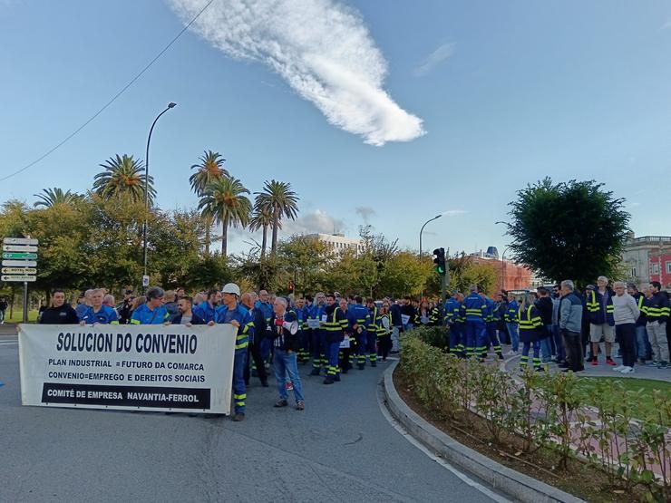 Máis de 300 persoas do persoal de Navantia Ferrol e Fene cortan o tráfico ante a Delegación do Goberno, na Coruña / Europa Press