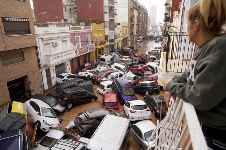 Coches amontoados despois do paso da DANA / Lapresse