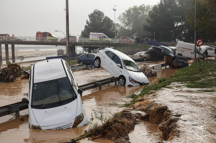 Vehículos nos arredores do V-30 tras o paso da DANA e a subida da canle do río Turia, a 30 de outubro de 2024, en Valencia 