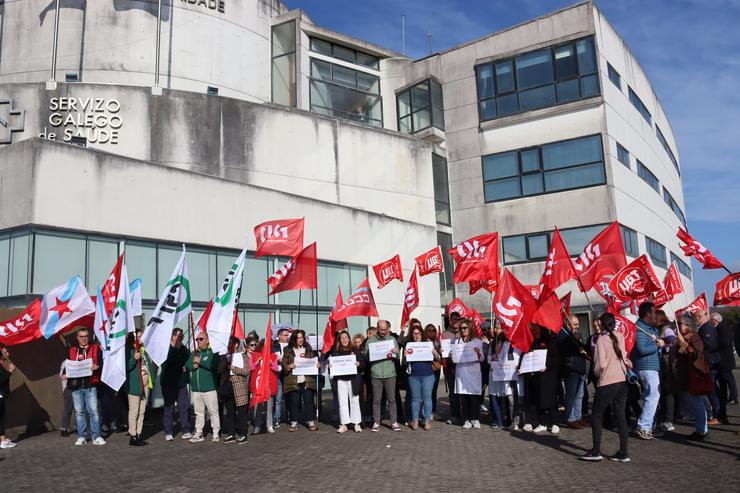 Protesta de CIG, CSIF, CCOO e UGT ante a Consellería de Sanidade, en Santiago, para reclamar un convenio único para o catro fundacións públicas de investigación galegas / CIG