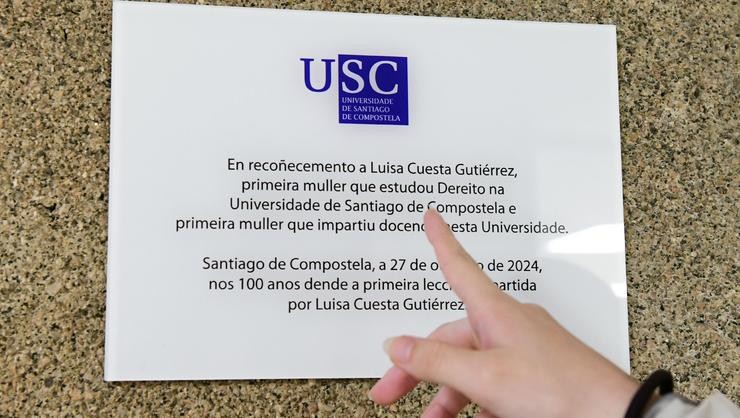 Descubrimento da placa homenaxe a Luisa Cuesta na Facultade de Dereito da USC