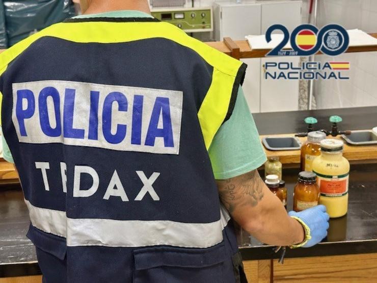 A Policía Nacional intervén en 23 centros educativos galegos acedo pícrico, unha sustancia potencialmente perigosa. POLICÍA NACIONAL / Europa Press