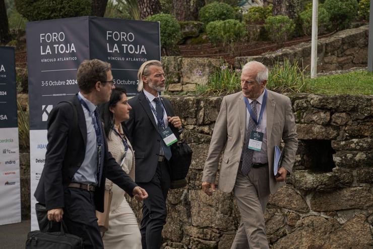 O alto representante e vicepresidente da Comisión Europea, Josep Borrell (1d), á súa chegada á primeira xornada do Foro da Toxa-Vínculo Atlántico, no Eurostars Gran Hotel A Toxa, a 3 de outubro de 2024, na Toja, Pontevedra / Elena Fernández