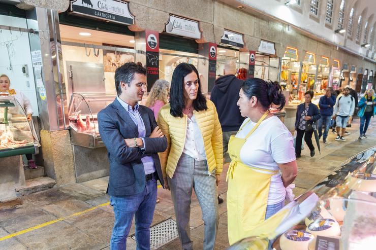 Paula Prado e Borja Verea visitan a Praza de Abastos de Santiago 