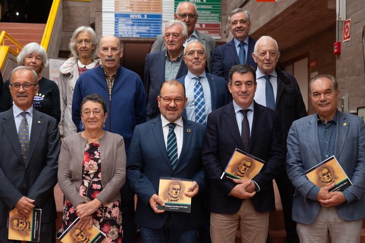 Foto de familia da presentación do libro sobre o matemático José Rodríguez. XUNTA 